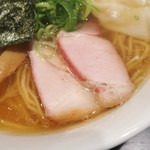 八雲 - たんたん亭系らしさを感じさせる赤いチャーシュー