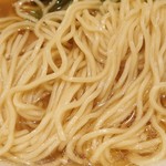 八雲 - 麺は菅野製麺の緩くウェーブ掛かった中細麺