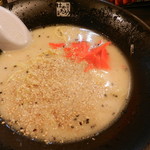 麺屋はやたろう  - 替え玉は紅ショウガとゴマを加えて味の変化を楽しみます