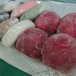 かど丸餅店 - 手前が真ん丸赤々、いちご大福