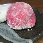 かど丸餅店 - 豆大福とセットで紅さが際立ちます
