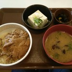すき家 - 豚丼健康セット(豚丼:しじみ汁:ひじき煮:冷やっこ)