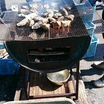 中山牡蠣養殖所 - 近くに行くと、時折パーンと薪の粉が飛んできますので御用心