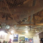 島料理 海響 - 天井には漁の網や硝子玉