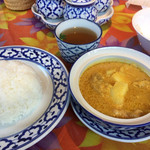 アユタヤ - イエローカレー、ライス、スープ、調味料