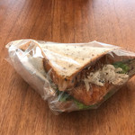 ナガノベーカリー - 根菜サンド 240円
            野菜とチキンとパンのバランスが最高