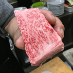 みょうが屋 - サシ幅広いでしょう、長く肥育されたんだね。
      脂は重くなく、芳醇。甘いね