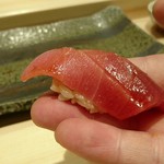寿司割烹 魚紋 - 大間本鮪中とろ。リフト(^-^)/
      