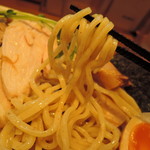 麺は平打ち中太麺緩やかなウェーブ麺線、高加水率の全粒粉仕様。