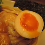 半熟玉子半個は味付け控えめでまったり味。