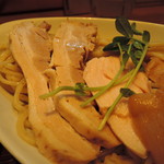 豚バラと鶏肉レアチャーシューは、やわらかで上品な仕上り。