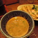 麺 ヒキュウ - 魚介が奏でる深みのある旨味とベースの豊かな旨み 　意外にガツンとカマしてくれる大胆な醤油の主張。