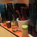 麺 ヒキュウ - 卓上にはコショウ、酢が置いてあった。