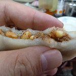 同濼堂 - 松の実入りの焼き餅。隣の蛋撻(エッグタルト)屋さんで買いましたが、妙に亀苓茶と合います！