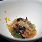 エクアトゥール - イイダコを柔らかく煮て　コンソメとシジミ出汁のジュレ　キャビア　セリ　柚子のヴィネグレット