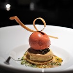 エクアトゥール - レモンのマカロン　ストロベリーアイス　マンゴー・カルダモン・紅茶のソース