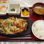 まんぷく亭　 - モツ鉄板焼き定食（500円）