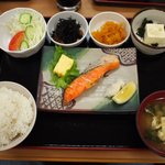 まんぷく亭　 - 焼き魚（鮭）定食（500円）