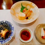 Washokudokoro Kenken - 小鉢　
                        左下　タコに辛子がのっかった小鉢
                        真ん中　刺身と卵焼き
                        右下　野菜の漬物