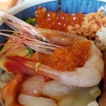 海老にとびっこに、イクラやカニ、鮭フレークなどなど