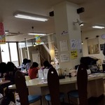 朝市食堂 二番館 - 店内は観光客で賑わってますね