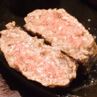 听屋 六本木 - 激安150g国産牛100%ハンバーグ 1069円 の断面