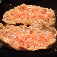 听屋 六本木 - 激安150g国産牛100%ハンバーグ 1069円 の断面