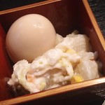 手打ちそば八轟 - お通し(ポテトサラダ味玉乗せ)
