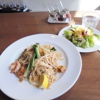 coci - 週末ブランチセットメニュー「パッタイ（タイ式海老入り焼きビーフン）」（1479円税込）