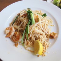 coci - 週末ブランチセットメニュー「パッタイ（タイ式海老入り焼きビーフン）」（1479円税込）