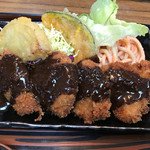 大富士 - 色々入ってます　※ランチタイムのとんかつ定食