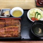 かいだ屋 - サラダと肝吸い付きですよ