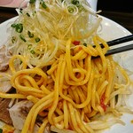 らーめん 稲荷屋 - たっぷりの白髪葱と太麺