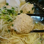 らーめん 稲荷屋 - ゴルフボール大の鶏団子
