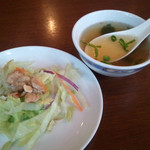 ジャイタイ ナスカ - ランチのサラダとスープです。タイ料理をチョイスしても、同じものが出ます（たぶん＾＾）