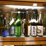 酒 料理 さびと - カウンター前のショーケース