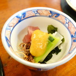 鳥益 - 通しはいつも赤身、イカ、うるい。イカは季節により湯引きとか、ホタルイカに。