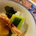 鳥益 - お通しはうるいと赤身、そしてホタルイカ、酢味噌といつもこんな感じ