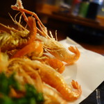 鳥益 - 他所のお店より大きめな川海老の素揚げ