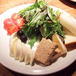 カフェ マメヒコ - モッツァレラとトマトのサラダ(1030円)