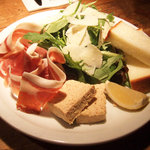 カフェ マメヒコ - ホエー豚の生ハムのサラダ(1380円)