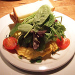 カフェ マメヒコ - マメヒコのビーンズオムレツ モッツァレラとトマトとグリーンリーフ(870円)