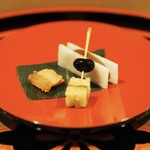 鞍馬口 寿星 - お通し「平貝の奈良漬・カラスミ大根・黒豆・子持ち昆布」