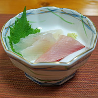 浅草じゅうろく - お造り　氷見の鰤、青森の昆布〆の平目