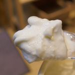 ウッドベリーズ - 実食してみるとコクのあるチーズが入っており、スッキリとした美味しさのフローズンヨーグルトとマッチ！