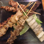 大衆鶏酒場 鶏のチョモランマ - おまかせ串焼き７種盛り¥950
焼鳥は単品注文じゃないとお得感が全く無し。