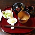 Sobaya Nisou - つゆと薬味とお椀(豆腐となめこ)