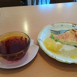 Cafe & Dining Chiffon - 紫芋のチーズケーキと紅茶のセット。