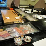 大勢寿し - もちろん、開店前。