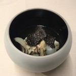 TACUBO - 蒸し穴子と王様しいたけ　コンソメスープと黒トリュフ